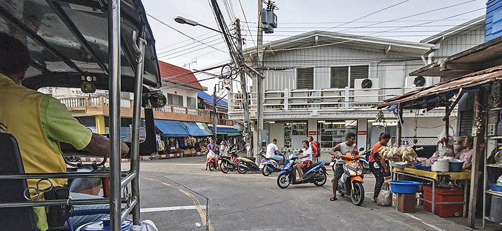 Strassenkreuzung auf Koh Si Chang